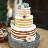 свадебный торт со светлыми коржами и кремом